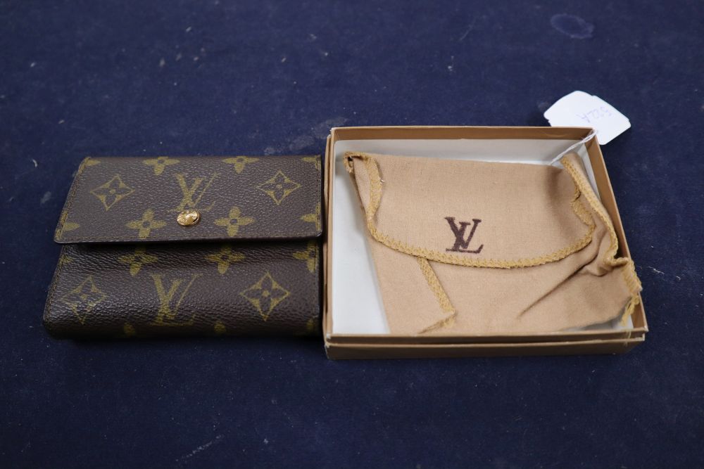 A Louis Vuitton purse, with pouch and box.